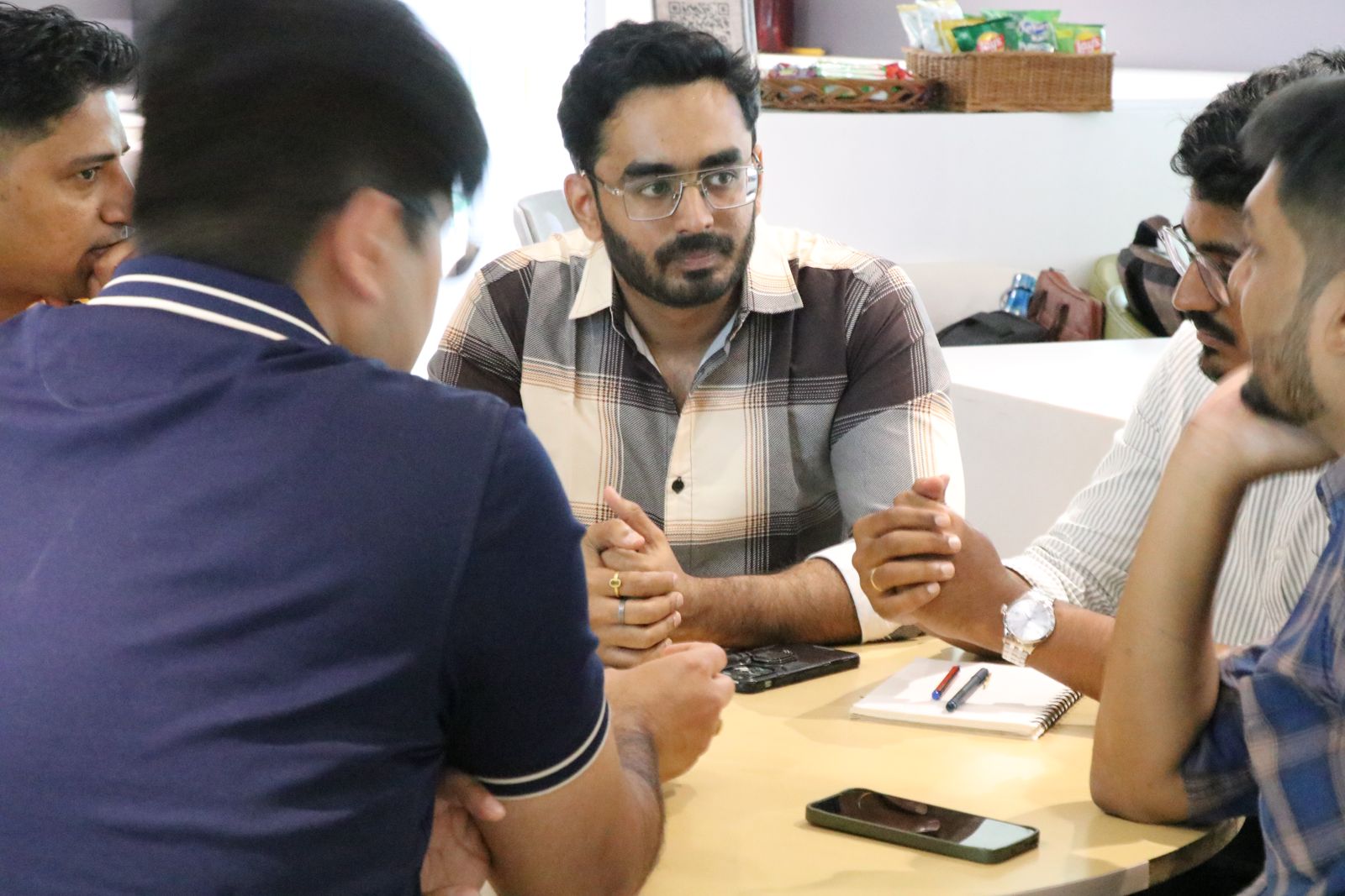 A close conversation across a mastermind table